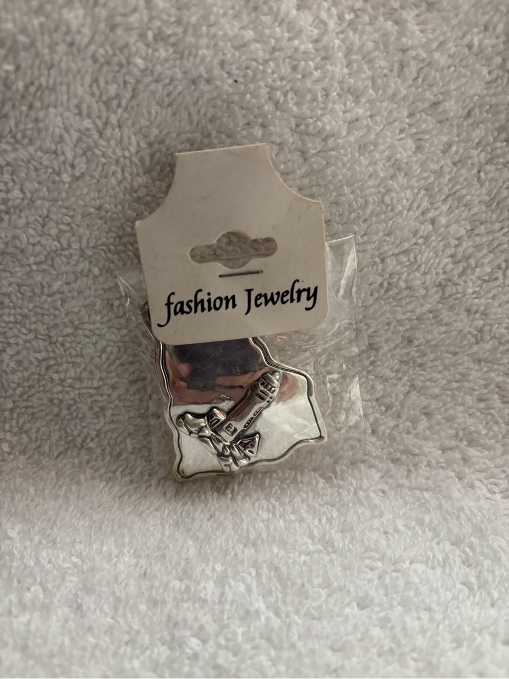 New vintage SC themed brooch
